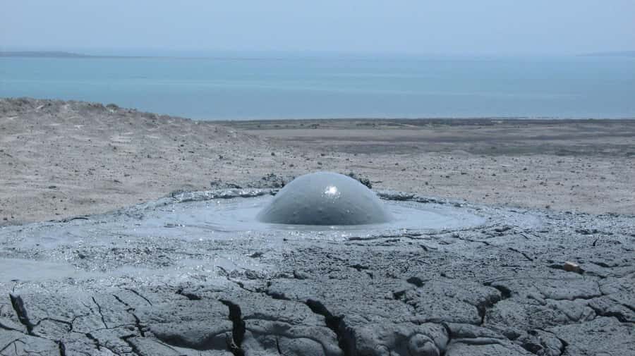 Baku: Gobustan & Absheron with Mud Volcanoes & Fire - Getting from Baku to Gobustan: photo stops and the tempo of the day