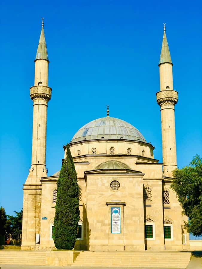 Baku: Night Panoramic Group Tour with Flame Towers 1 - Alley of Martyrs: the reflective stop in the middle of the lights